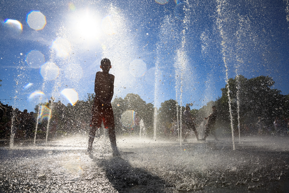 niño fuente calor